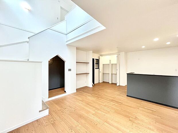 ◆No.1◆~Living~ ここにはみんなが集い、食事と楽しい会話が始まる。話に夢中になりすぎて、ついつい時を忘れ夜半過ぎになってしまう。そんな束の間の幸せを感じさせてくれる場所でありたい。