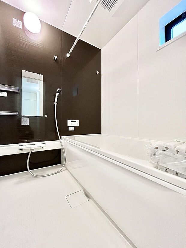 ~Bath Room~ ゆったりと足を伸ばして入浴することが可能!一日の疲れを癒す貴重なバスタイムです。お子様とご一緒でも十分な広さなので、リビングとは違った家族団欒のひと時をお楽しみいただけます。