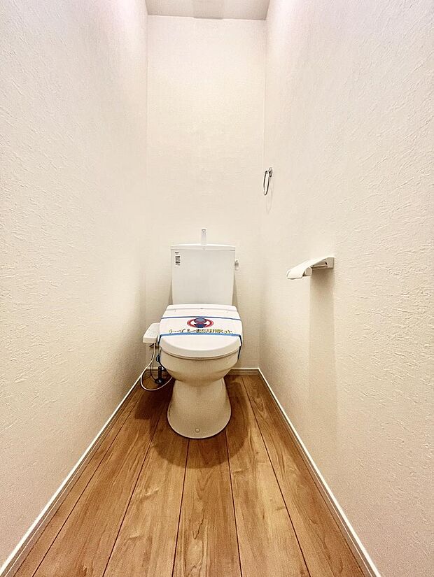 ~Toilet~ 綺麗・スッキリ・快適なウォシュレット付トイレでくつろげる空間です。トイレは毎日使わざるを得ないもの。いつも清潔を保ちたいですね。トイレが2ヶ所あるので朝の混雑時に便利です!
