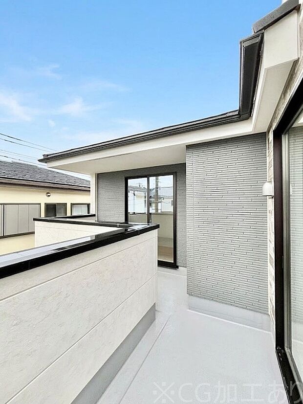～Balcony～  バルコニーは温かい陽がさしこみ、お布団や洗濯物を気持ちよく干すことができます。  使いやすく開放的なバルコニーです♪陽ざしがたっぷり降り注ぐ、バルコニー付き住まい。  