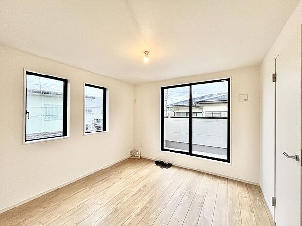 ~Bed Room~ 2面採光を確保した明るい室内は、風通しも良く、大変居心地の良い空間となっております。爽やかな風を感じて起きる朝は、快適生活の始まりに!日当たりや通風がとても良い住まい♪