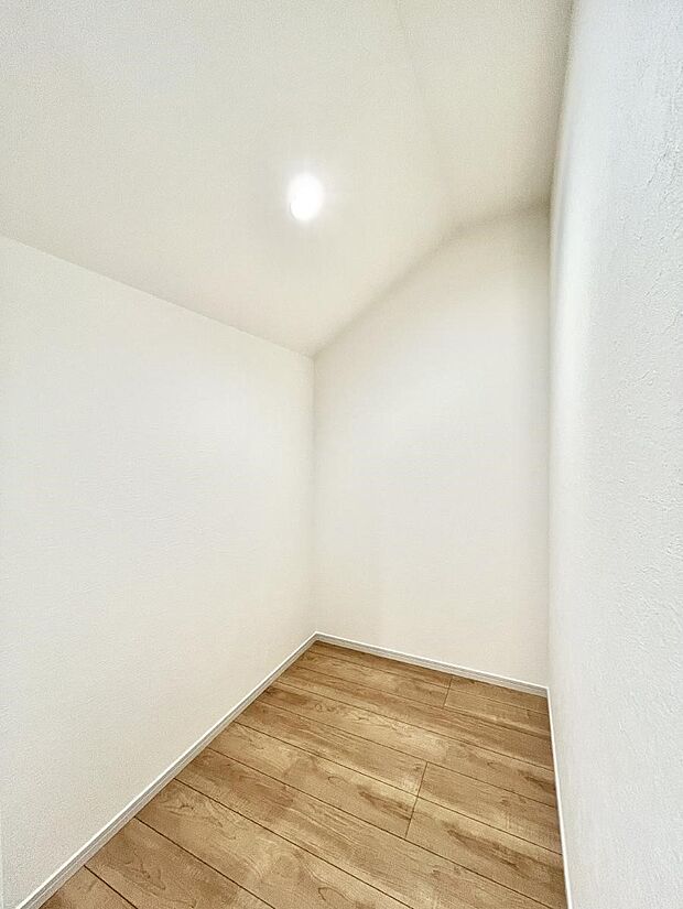～Walk-in Closet～　必要なものやコーディネートを一覧して確認でき、身支度や準備が短時間で済むウォークインクローゼットを設置しました。家の中をすっきりとさせる便利な収納スペースです。