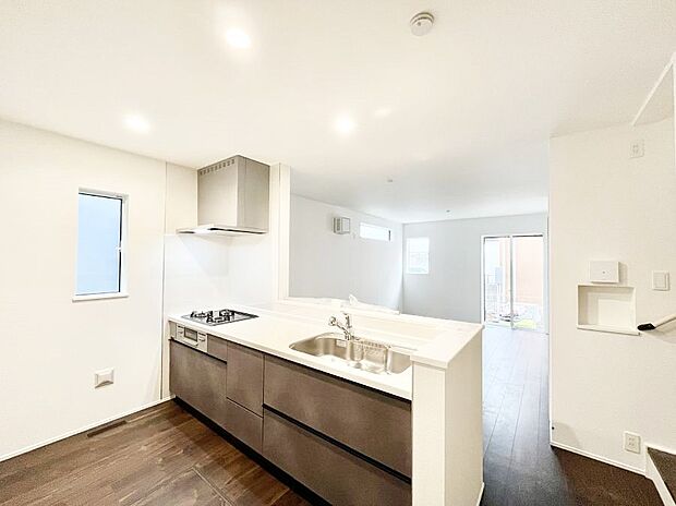 ◆2号棟◆~Kitchen~ 「さぁ今日は何を作ろう」こんなキッチンなら思いっきり料理ができちゃいます。キッチンからはリビングが一望できます。家族がつながるお家がここにございます。