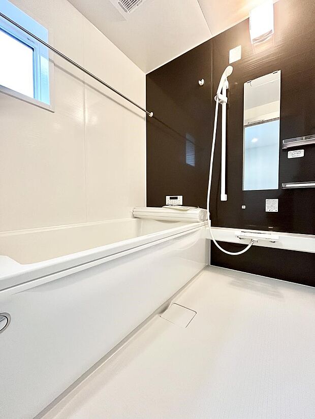 ◆2号棟◆~Bath Room~ 窓付きのバスルームは、採光もあり明るく気持ちの良い空間です。窓があることで、換気環境も良好。ゆったり寛げるバスルームで、毎日のバスタイムが楽しみになりそうです。