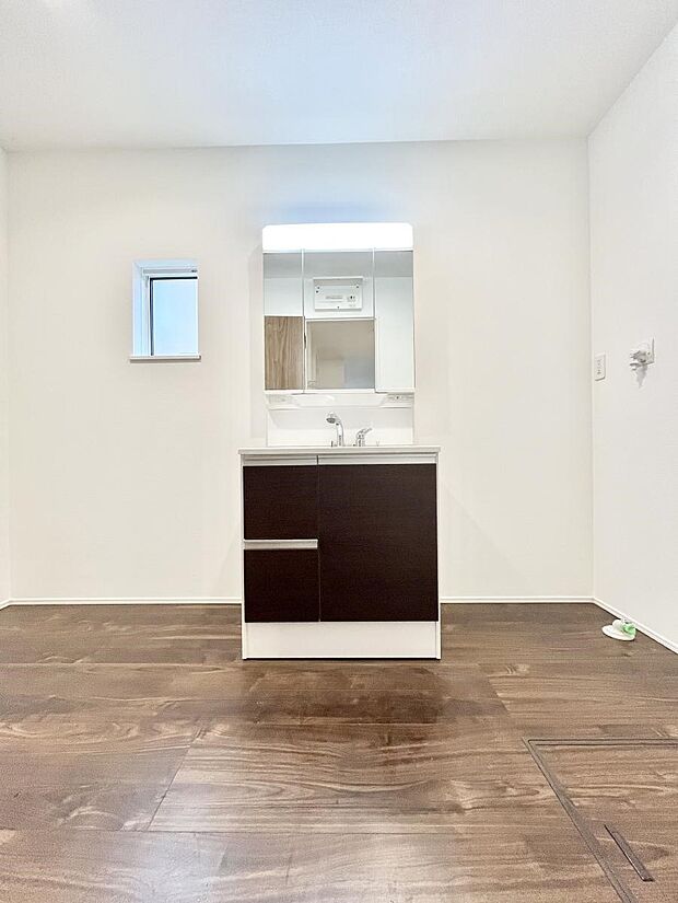 小窓がついているので湿気の多い場所でも換気ができ快適です。毎日の身支度を気持ち良く行えますね。