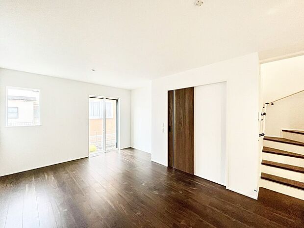 「ただいま」「おかえり」家族とのコミュニケーションが深まるリビングイン階段があります。