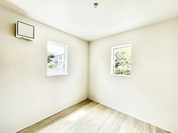~Bed Room~ 子供部屋はお子様にとって大変重な役割があります。子供一人で過ごす空間を与えることで、宿題や勉強時間も自然と増えまた自ら部屋の片付けや掃除なども促すことに繋がります。