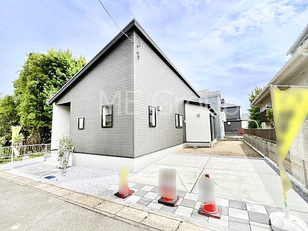 ～Exterior～  閑静な住宅地で子育て家族にピッタリ。  毎日のお散歩も快適な緑に恵まれたエリアで、自然に包まれた穏やかな暮らしを実現するための、ゆとりある住環境が整っています。