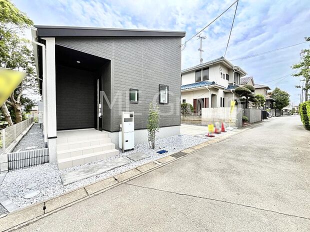～Exterior～　前面道路： 西 4m 公道　前面道路は閑静な住宅地をはしる車通りの少ない道路。駐車の出し入れもらくらくです！ご不明点・現地見学のご希望は、お気軽にお問い合わせください！