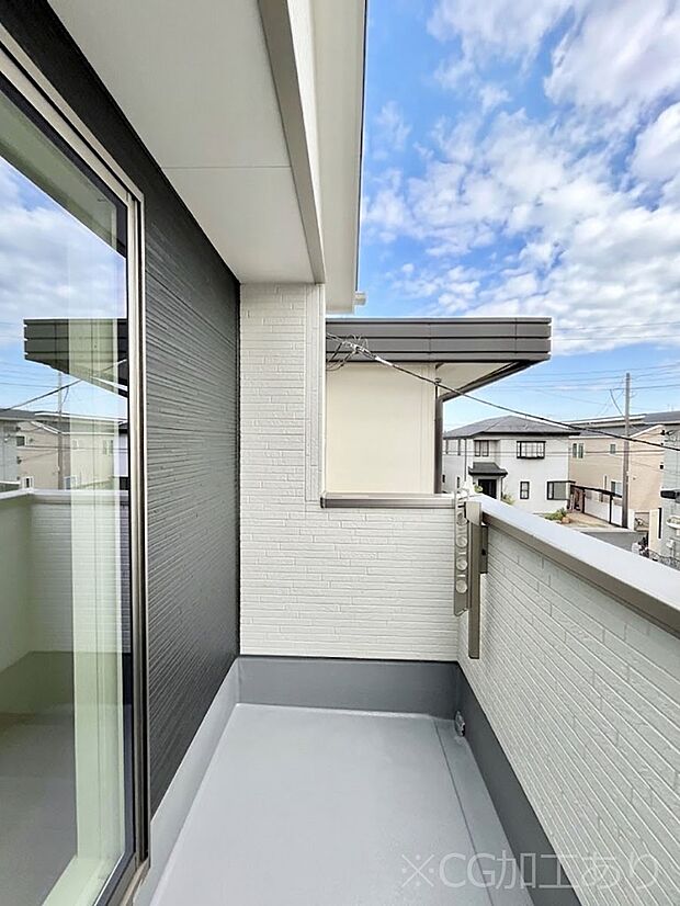 ～Balcony～  バルコニーは温かい陽がさしこみ、お布団や洗濯物を気持ちよく干すことができます。  使いやすく開放的なバルコニーです♪陽ざしがたっぷり降り注ぐ、バルコニー付き住まい。  