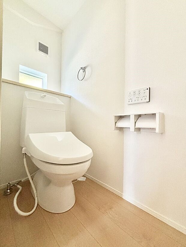 ~Toilet~ 綺麗・スッキリ・快適なウォシュレット付トイレでくつろげる空間です。トイレは毎日使わざるを得ないもの。いつも清潔を保ちたいですね。トイレが2ヶ所あるので朝の混雑時に便利です!