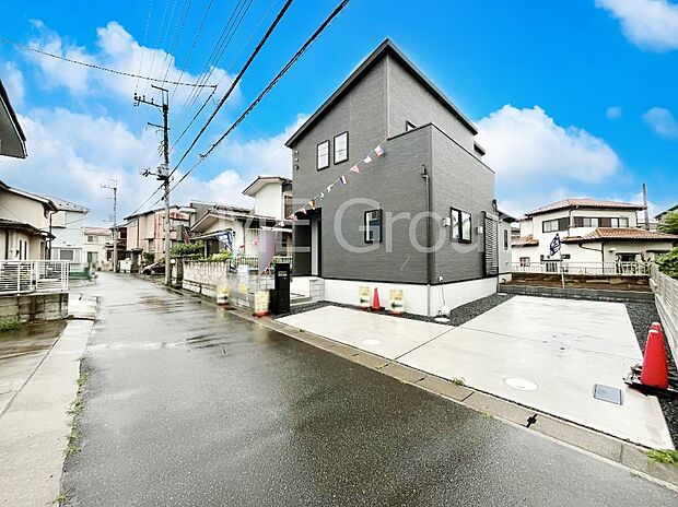 ~Exterior~ 前面道路:西 4m 公道 前面道路は閑静な住宅地をはしる車通りの少ない道路。駐車の出し入れもらくらくです!ご不明点・現地見学のご希望は、お気軽にお問い合わせください!