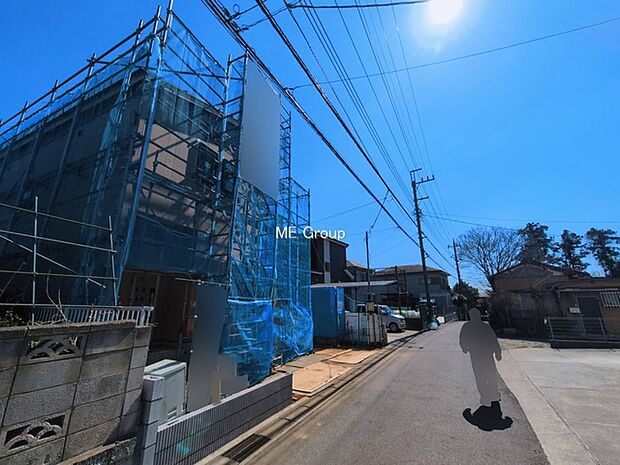 ~Exterior~ 前面道路:西 4m 公道 前面道路は閑静な住宅地をはしる車通りの少ない道路。駐車の出し入れもらくらくです!ご不明点・現地見学のご希望は、お気軽にお問い合わせください!