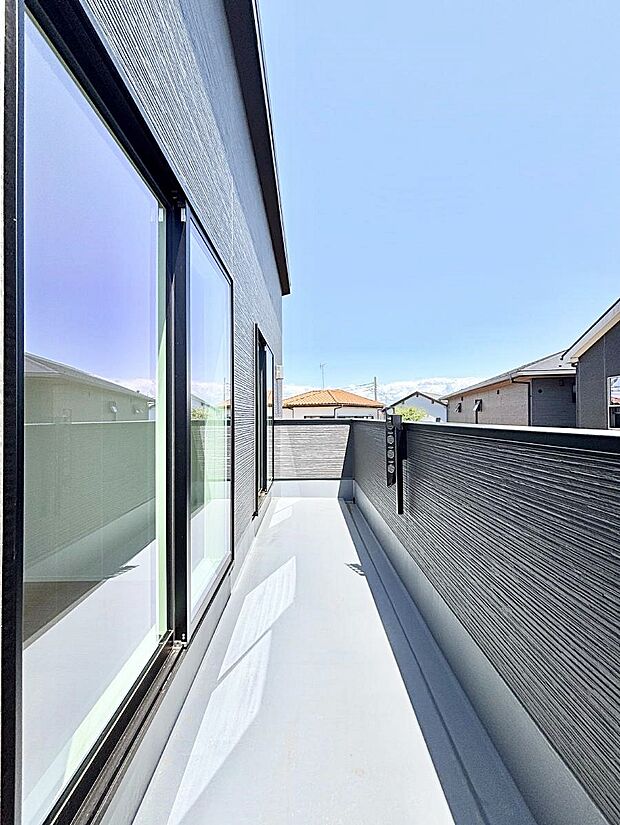 ~Balcony~ 南向きのバルコニーの前には雲以外に太陽を遮るものがありません。お洗濯物も乾きやすく、何より明るく気持ちのいい光が入ってきます。使いやすく開放的なバルコニーです♪