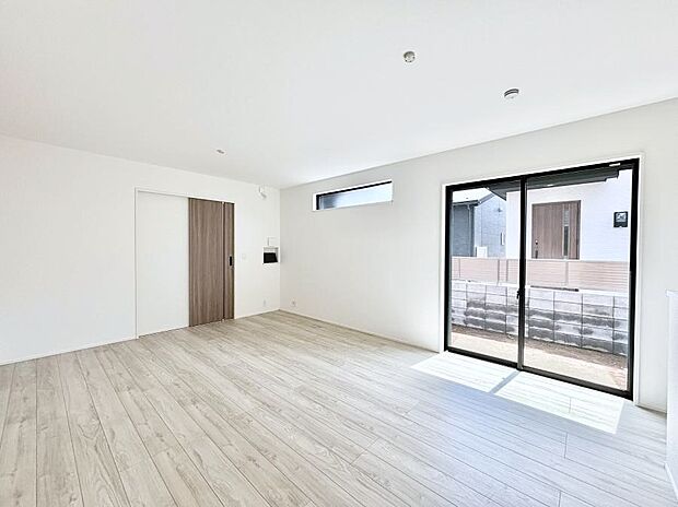 ◆1号棟◆~Living~ 飽きの来ないシンプルでおしゃれなLDK。大きな窓から日差しが差し込むので室内も明るく、家族の憩いの場としてピッタリです。開放感と日当たりの良さを是非ご覧ください!