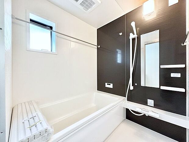 ◆1号棟◆~Bath Room~ 窓付きのバスルームは、採光もあり明るく気持ちの良い空間です。窓があることで、換気環境も良好。ゆったり寛げるバスルームで、毎日のバスタイムが楽しみになりそうです。