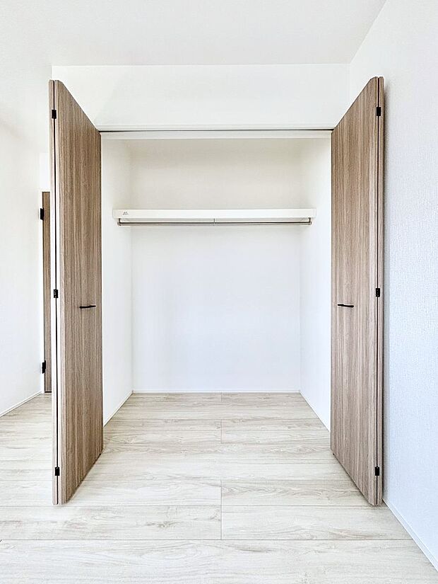 ◆1号棟◆~Closet~ 壁面クローゼットがあればタンスを置く必要がなく、出っ張りのないスッキリ空間を維持できます。限られたスペースを有効に活用できそう。衣類や趣味の品などたっぷり収納出来ますね♪