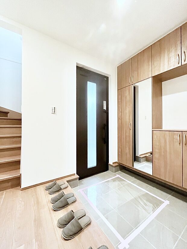 窮屈さを感じさせない広々玄関!