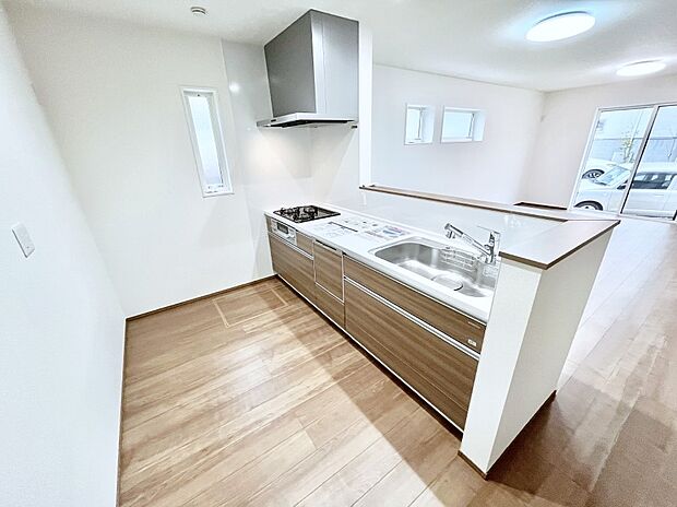 リビングで遊ぶお子様を見守りながらお料理ができる対面キッチン。