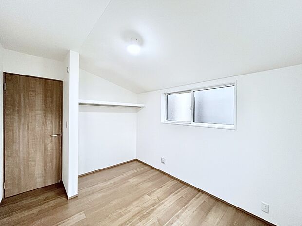 物や洋服の出し入れがスムーズなオープンクローゼット付きのお部屋