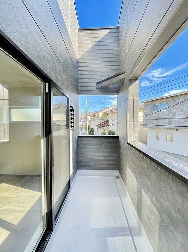 暖かな陽光が降り注ぐバルコニーはお洗濯におすすめ。爽やかな風も心地よいです。