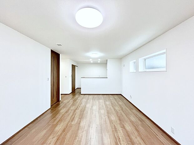 家族の笑顔が自然と生まれてくる、そんな雰囲気のダイニングに仕上がっています。