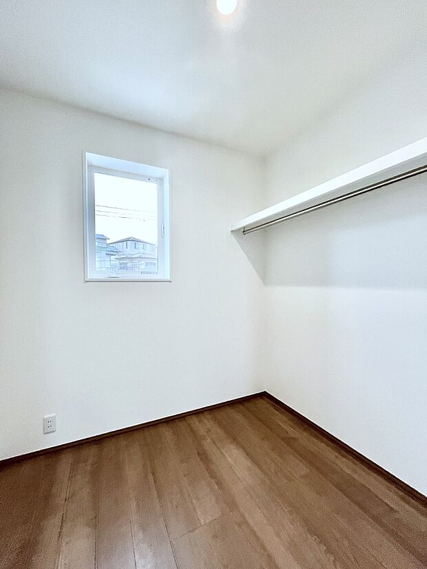 衣類をハンガーに掛けたまま収納できるWIC。衣類の整理整頓がしやすくて便利です!