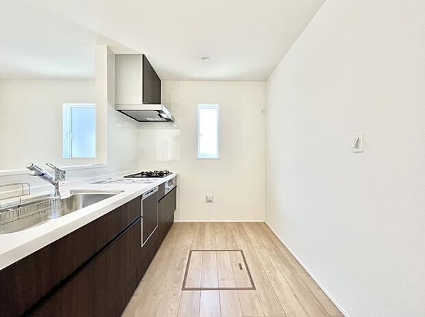 ～Kitchen～　自然光が入る窓のあるキッチン☆毎日使う場所だからこそ、使い勝手を考慮しました。ゆったりとしたキッチンコーナーは質感豊かな仕上がりとなっております。