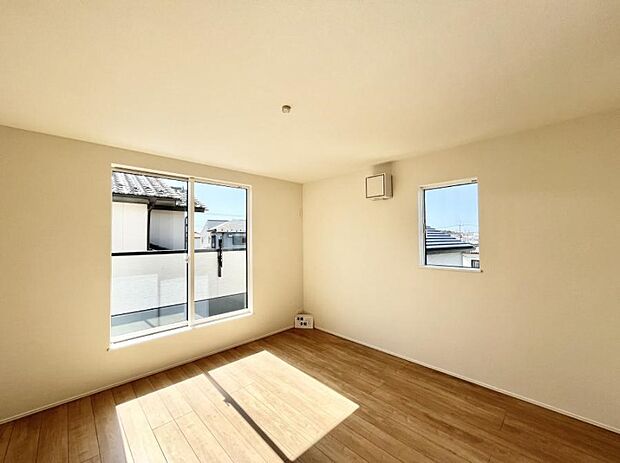 明るいバルコニーサイドに洋室を設置。目覚めの良い寝室に。