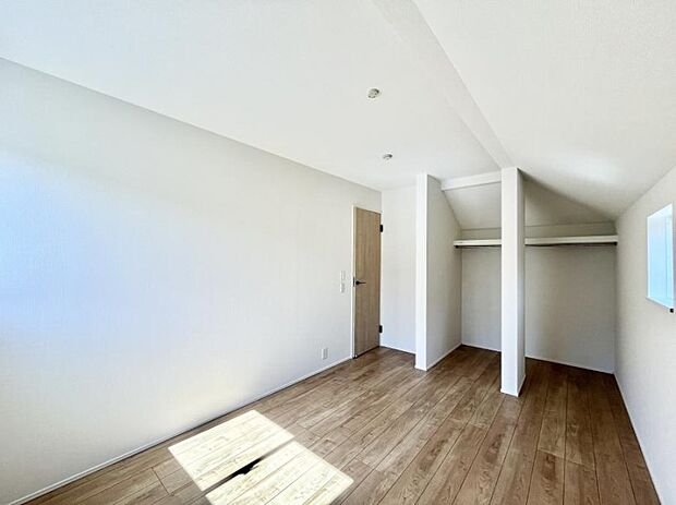 ～Bed Room～　子供部屋はお子様にとって大変重な役割があります。子供一人で過ごす空間を与えることで、宿題や勉強時間も自然と増えまた自ら部屋の片付けや掃除なども促すことに繋がります。