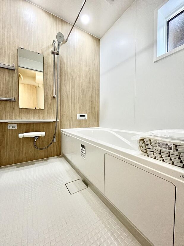～Bath Room～　落ち着いた雰囲気の浴室で明日に向けてリフレッシュ。浴室乾燥機能も付いているので隣の洗濯機置き場で洗い上がった洗濯物を、雨の日も天気を気にせず乾燥させることも可能です。
