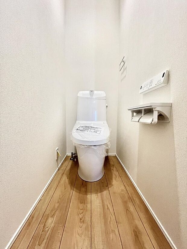 ～Toilet～　綺麗・スッキリ・快適なウォシュレット付トイレでくつろげる空間です。トイレは毎日使わざるを得ないもの。いつも清潔を保ちたいですね。トイレが2ヶ所あるので朝の混雑時に便利です！