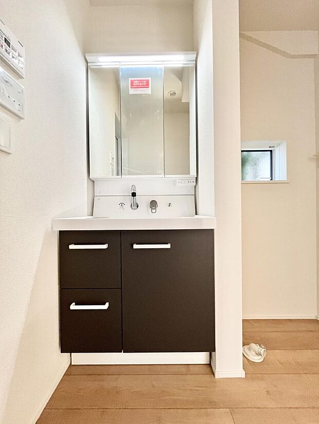 ～Dressing Room～　暗くなりがちな洗面所も窓があると採光と換気が可能なので気持ちよくお使い頂けます。三面鏡タイプの洗面台は鏡裏収納で散らかりがちな洗面所もスッキリ♪