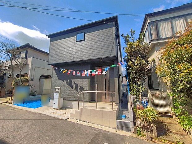 ～Exterior～　堂々たる趣ながら、主張し過ぎずどこか余裕を感じさせるシャープなフォルムで佇む邸宅は、晴天の空と照らし合わせる事で、本来あるべき完成形の姿を見せてくれます。