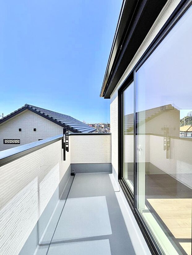 ～Balcony～　大きな空に囲まれた気持ちのいい家。バルコニーを覗くだけで圧倒的な開放感に包まれます。バルコニーは陽がさしこみお布団や洗濯物を気持ちよく干すことができます。