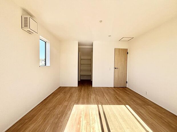 ～Bed Room～  「今日も一日お疲れ様」とご夫婦でゆったりくつろげる寝室。  毎日の家事やお仕事に疲れた日はフカフカのベットで癒されてください。テレビや本棚をおいても快適な広さが自慢♪