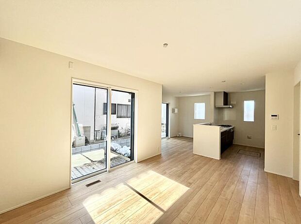 ～Living～　飽きの来ないシンプルでおしゃれなLDK。大きな窓から日差しが差し込むので室内も明るく、家族の憩いの場としてピッタリです。開放感と日当たりの良さを是非ご覧ください！