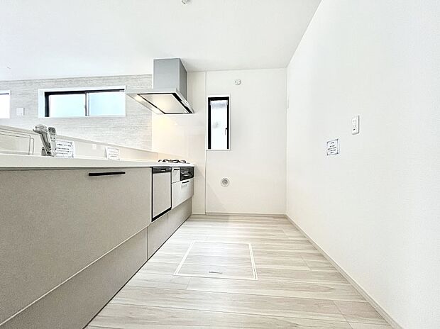 ~Kitchen~ 自然光が入る窓のあるキッチン☆毎日使う場所だからこそ、使い勝手を考慮しました。ゆったりとしたキッチンコーナーは質感豊かな仕上がりとなっております。