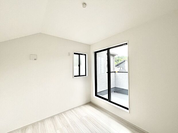 ~Bed Room~ 子供部屋はお子様にとって大変重な役割があります。子供一人で過ごす空間を与えることで、宿題や勉強時間も自然と増えまた自ら部屋の片付けや掃除なども促すことに繋がります。