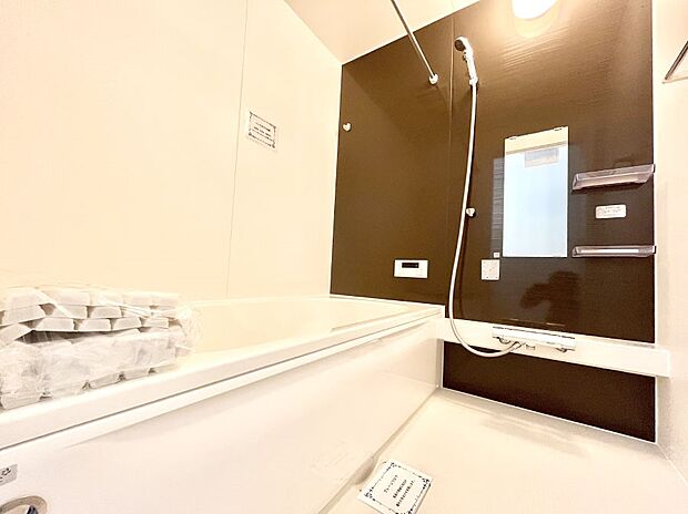 ～Bath Room～　落ち着いた雰囲気の浴室で明日に向けてリフレッシュ。浴室乾燥機能も付いているので隣の洗濯機置き場で洗い上がった洗濯物を、雨の日も天気を気にせず乾燥させることも可能です。