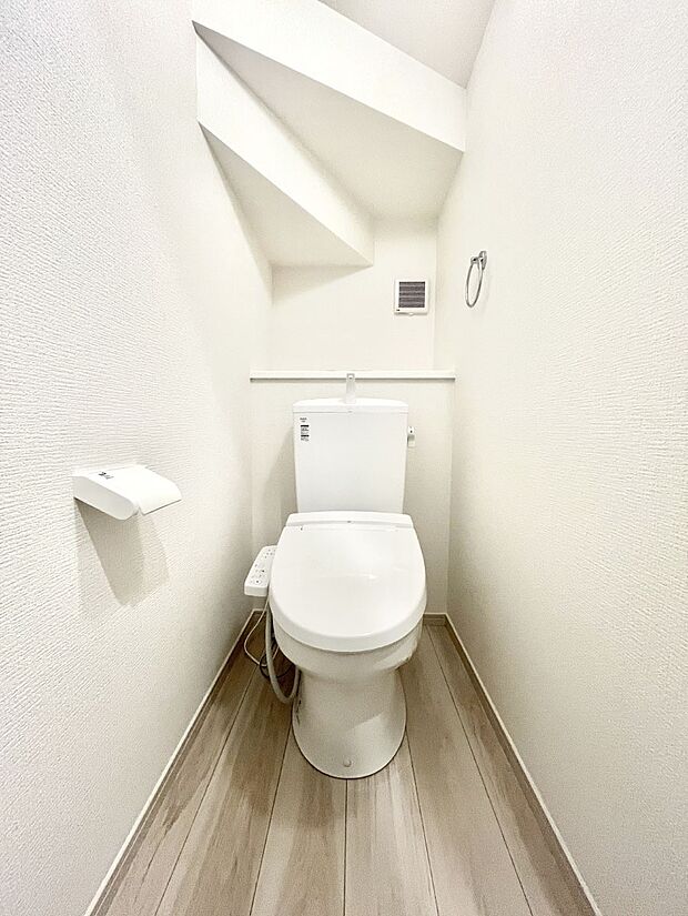 ～Toilet～　綺麗・スッキリ・快適なウォシュレット付トイレでくつろげる空間です。トイレは毎日使わざるを得ないもの。いつも清潔を保ちたいですね。トイレが2ヶ所あるので朝の混雑時に便利です！