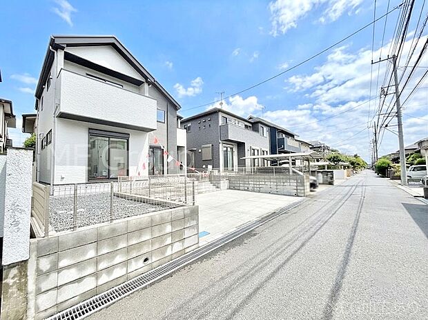 ~Exterior~ 前面道路:南東 4.9m 公道 前面道路は閑静な住宅地をはしる車通りの少ない道路。駐車の出し入れもらくらくです!ご不明点・現地見学のご希望は、お気軽にお問い合わせください!
