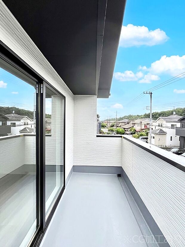 ~Balcony~ 大きな空に囲まれた気持ちのいい家。バルコニーを覗くだけで圧倒的な開放感に包まれます。バルコニーは陽がさしこみお布団や洗濯物を気持ちよく干すことができます。