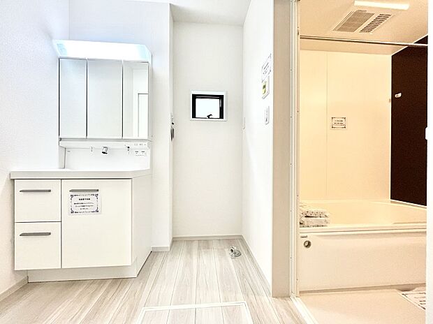 ~Dressing Room~ 暗くなりがちな洗面所も窓があると採光と換気が可能なので気持ちよくお使い頂けます。三面鏡タイプの洗面台は鏡裏収納で散らかりがちな洗面所もスッキリ♪