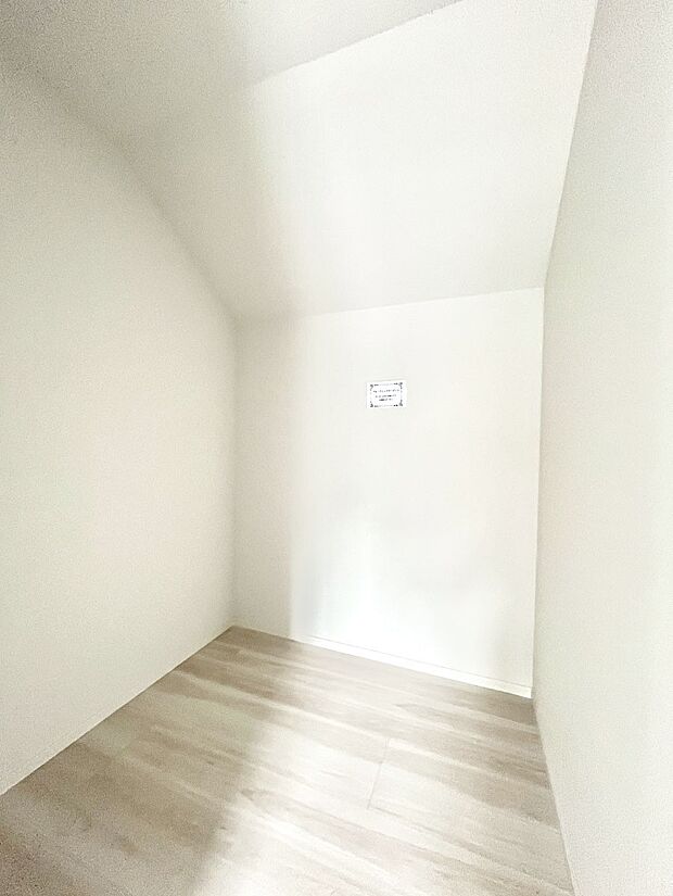 ～Walk-in Closet～　必要なものやコーディネートを一覧して確認でき、身支度や準備が短時間で済むウォークインクローゼットを設置しました。家の中をすっきりとさせる便利な収納スペースです。