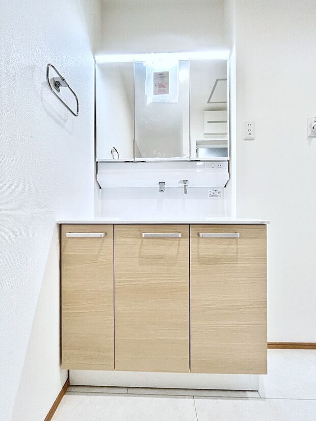 大きく見やすい三面鏡で清潔感ある洗面台は、身だしなみチェックや肌のお手入れにおすすめです。