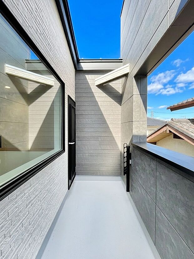 暖かな陽光が降り注ぐバルコニーはお洗濯におすすめ。爽やかな風も心地よいです。