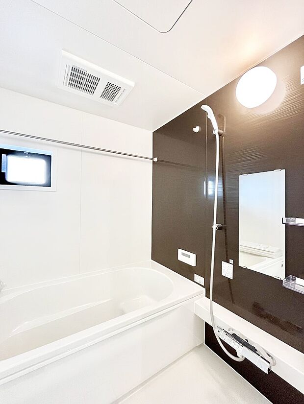 一日の疲れを癒してくれる明るい清潔感のあるバスルーム