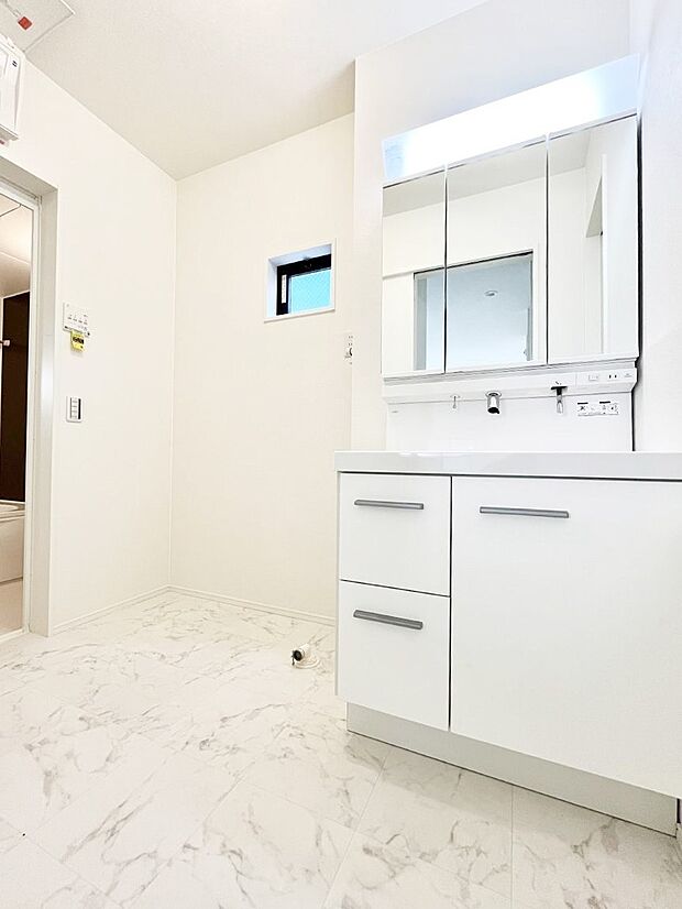 清潔感ある洗面化粧室で朝の身支度も快適