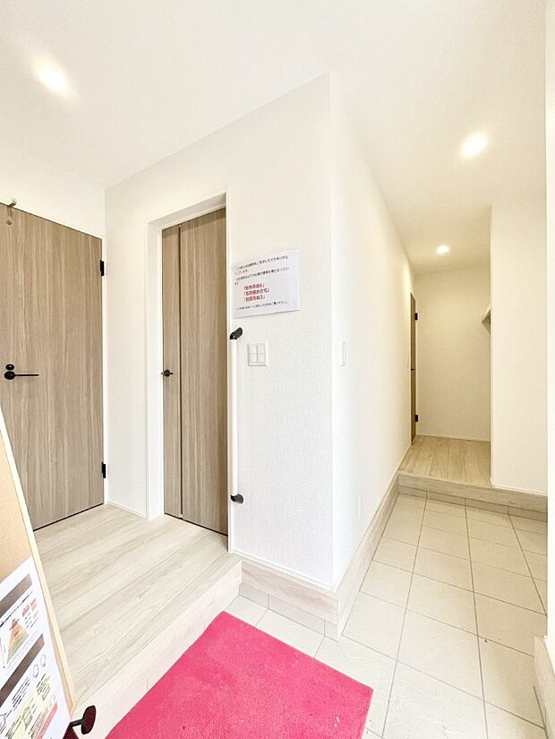 ◆1号棟◆～Entrance～　玄関は家の顔といわれますが我が家のセンスをさりげなく感じさせる魅力ある玄関造りも楽しみの一つ。帰宅する度に家族がほっとできる心地よい空間造りも大切ですね♪